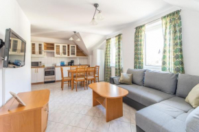3-Bedroom Apartment Plac Neptuna by Noclegi Renters